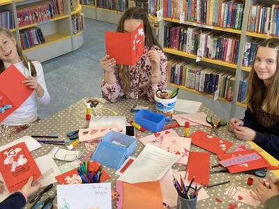 Výroba valentýnky v knihovně