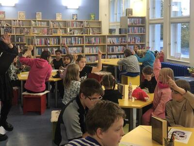 WEDNESDAY V KNIHOVNĚ