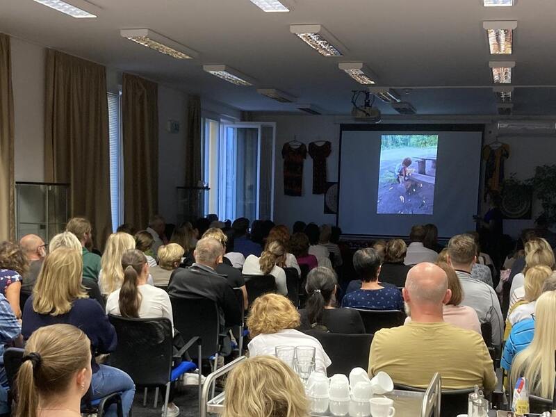 JAK SE RODÍ PAPUÁNCI – PŘEDNÁŠKA ANEŽKY JUNGOVÉ - JAK SE RODÍ PAPUÁNCI – PŘEDNÁŠKA ANEŽKY JUNGOVÉ