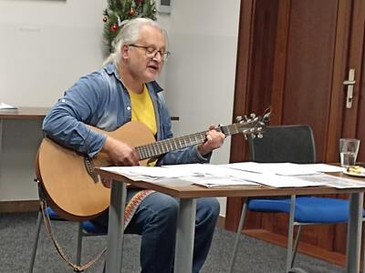 Předvánoční zpívání v knihovně – Petr Kopejska