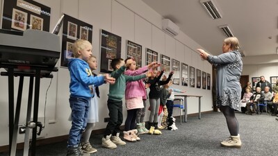 účastníci výstavy děti