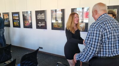 Na vernisáži panovala přátelská atmosféra