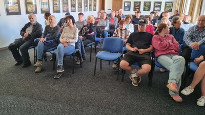 Návštěvníci vernisáže fotografií M. Martínka - celkový pohled do sálu