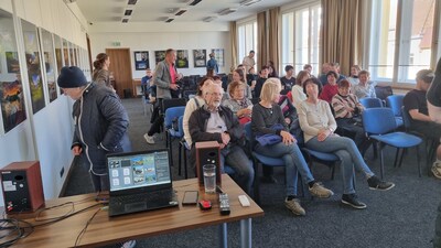 Návštěvníci vernisáže fotografií M. Martínka - celkový pohled do sálu