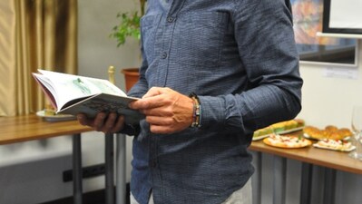 Dan Pfeifer čte z knížky O životě zvířat