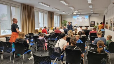 Křest knížky pro děti O životě zvířat - celkový pohled do sálu