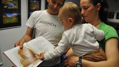 Knížka svými laskavými obrázky  vzbudila pozornost malých zájemců