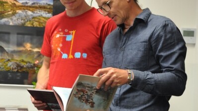 Autoři Dan Pfeifer a Jakub Řídký listují ve své nové knize