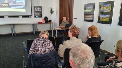 Účastníci křtu sledují doprovodnou videoprojekci