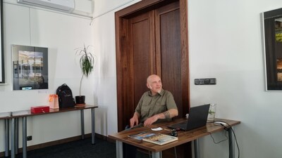 Spoluautor knížky pan Petr Minařík komentuje videoprojekci