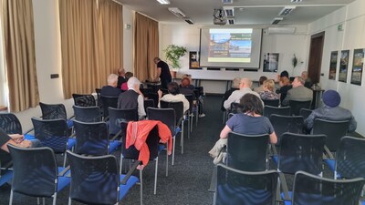 Návštěvníci netrpělivě očekávají avizovanou doprovodnou videoprojekci