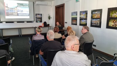 Účastníci křtu sledují doprovodnou videoprojekci