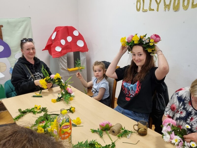 Během workshopů v Lázních Dušníky si mohli zájemci vyzkoušet výrobu květinových věnečků
