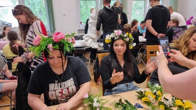 Hotových květinových věnečků přibývá