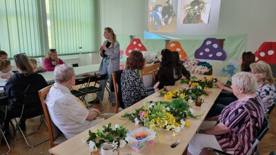 Lektorka hovoří o tradici vití květinových věnečků