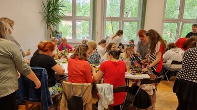 Vití květinových věnečků zdárně pokračuje