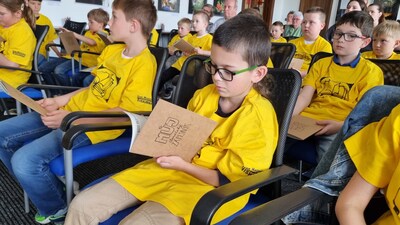 Děti si prohlíží poklady, které skrývala jejich dárková taštička