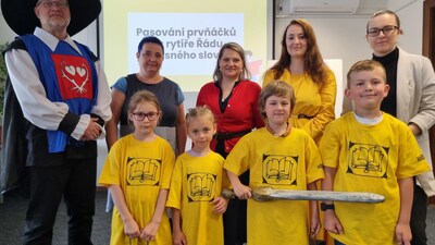 Děti se nezapomněly vyfotografovat s mečem Jana Černčického, jímž byly pasovány