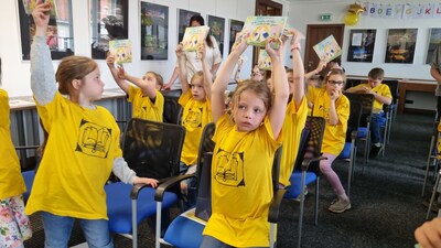 Děti nadšeně ukazují knížku, kterou obdržely jako dárek