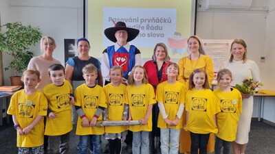 Všechny děti z každé třídy se na památku společně vyfotografovaly