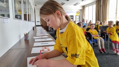 Děti se na památku podepisují svým křestním jménem pod příslušné písmeno z abecedy