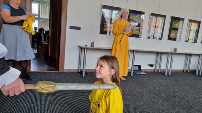 Zakladatel města ryríř Jan Černčický z Kácova pasuje malé čtenáře