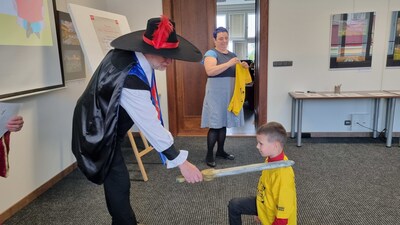 Zakladatel města ryríř Jan Černčický z Kácova pasuje malé čtenáře