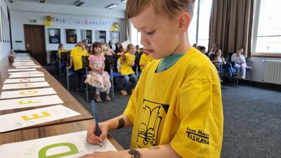 Děti se na památku podepisují svým křestním jménem pod příslušné písmeno z abecedy