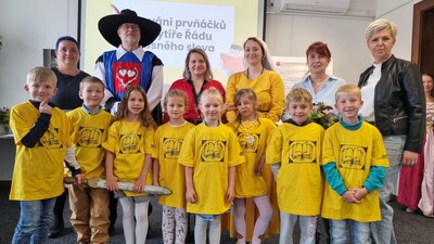 Všechny děti z každé třídy se na památku společně vyfotografovaly