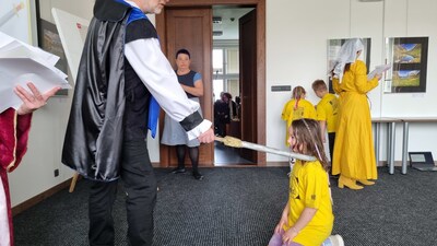 Zakladatel města ryríř Jan Černčický z Kácova pasuje malé čtenáře