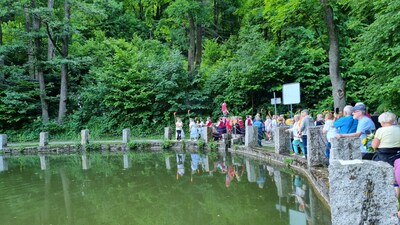 Návštěvníci svatojánské slavnosti se chystají k pouštění věnečků po vodě