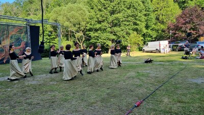 Taneční vystoupení během svatojánské slavnosti