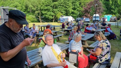 Účastníci svatojánské slavnosti