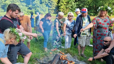 Nechybělo opékání oblíbených uzenin