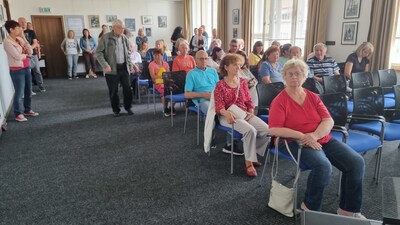 Vernisáž výstavy obrazů J. Pinkavy vzbudila značný zájem veřenosti