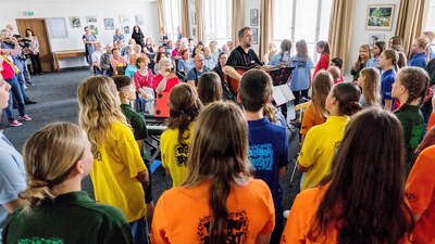 Vernisáž svým vystoupením zahájil pěvecký sbor Terénní berušky