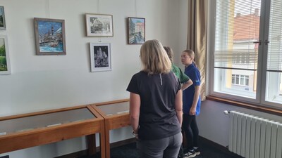 Účastnice vernisáže obdivují obrázky J. Pinkavy