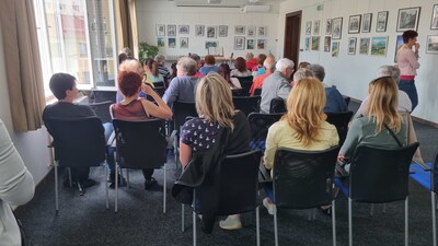 Vernisáž obrazů J. Pinkavy zaznamenala hojnou účast veřejnosti