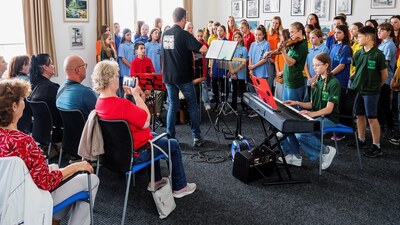 Výstavu svým vystoupením zahájil pěvecký sbor Terénní berušky