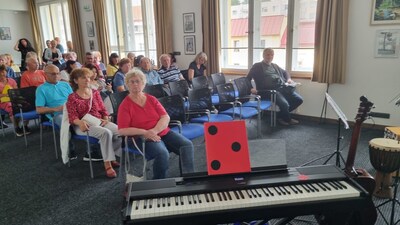 Účastníci vernisáže netrpělivě očekáváji vystoupení  pěveckého sboru Terénní berušky 