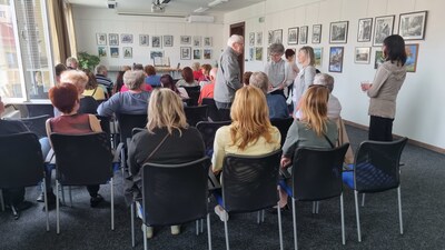 Pan Pinkava v rozpravě s návštěvníky vernisáže jeho výstavy