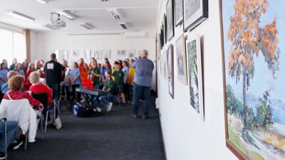 Vernisáž obrazů J. Pinkavy - celkový pohled do sálu