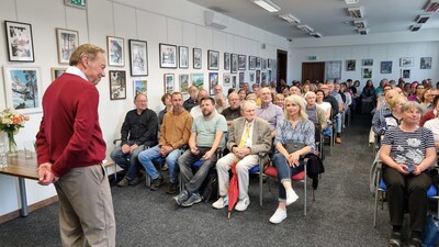 Hojná účast veřejnosti na přednášce I. Lukeše