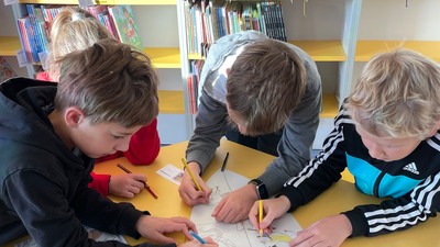 Děti při výtvarné činnosti