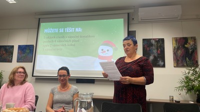 Adventní setkání u bábovky zahájila ředitelka knihovny Lucie Kunteová