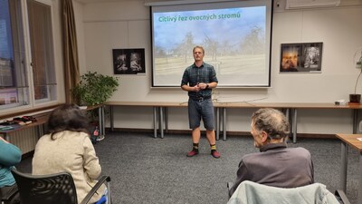 Honza Kačer vysvětluje, jak na řez ovocných stromů