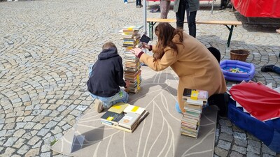 K nejzajímavějším atrakcím patřila stavba pyramidy z knih