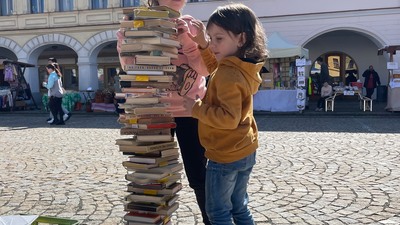 Pyramida z knih dosáhla úctyhodné výšky