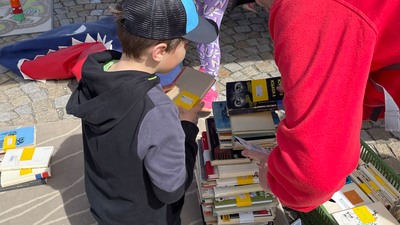K nejzajímavějším atrakcím patřila stavba pyramidy z knih