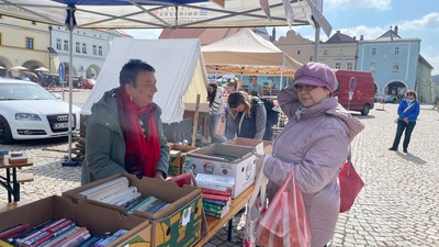 Stánek knihovny s nabídkou knih k prodeji